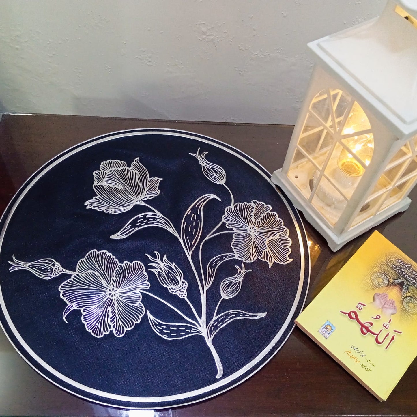 Elegant Floral Table Mat Round Home Decoration ( Set Of 2)